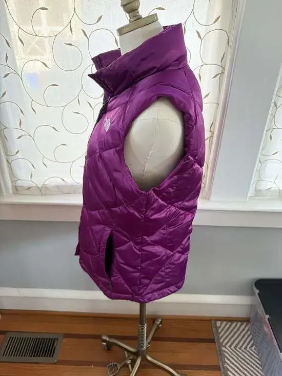 The North Face Women's Metallic Purple 550 Down Quilted Puffer Vest Size Medium - Picture 4 of 8